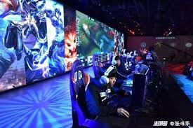 巴塞罗那总监在酒店会见拉什福德的经纪人；利物浦右后卫赛季报销；曼联名宿猛夸赖斯；