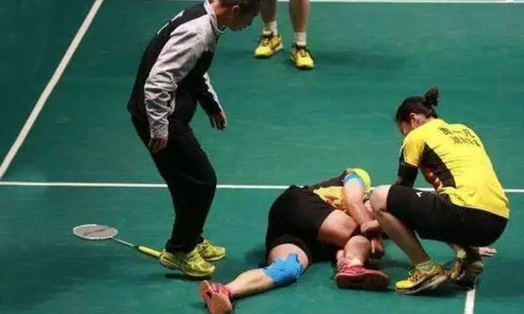 健身女主播因长相酷似faker而火，穿女仆装直播LOL，段位只有白银