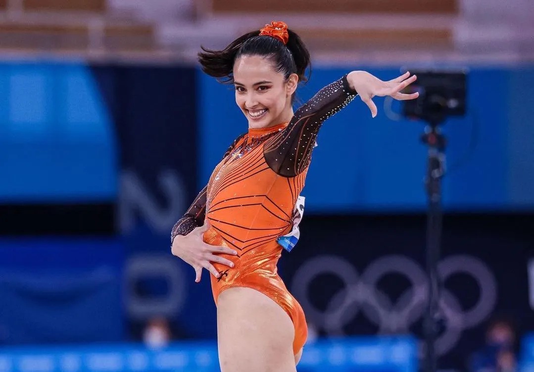 详解棒球规则中的“打者干扰”当打者停留在打击区妨碍了传球